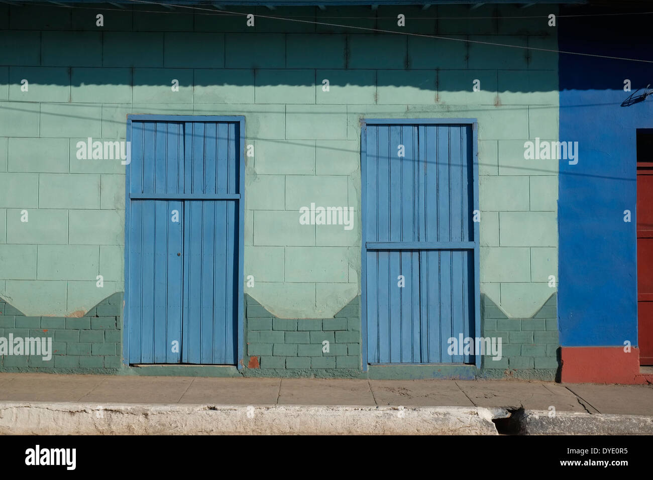 Bunten Türen in einem Wohngebiet von Trinidad, Kuba. Stockfoto