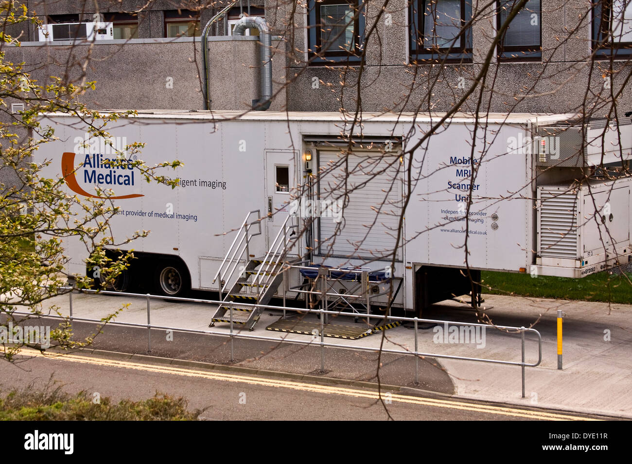 "Alliance Medical" Anbieter von intelligenten und medizinische Bildgebung Mobile MRI Scanner-Einheit außerhalb jüngere Krankenhaus in Dundee, Großbritannien Stockfoto