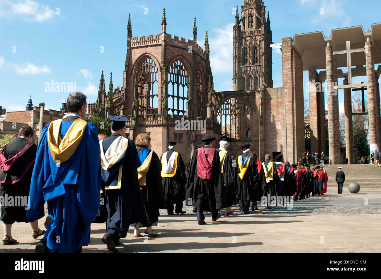 Prozession von Akademikern, Coventry University Graduation Day an der Coventry Cathedral, England, UK Stockfoto