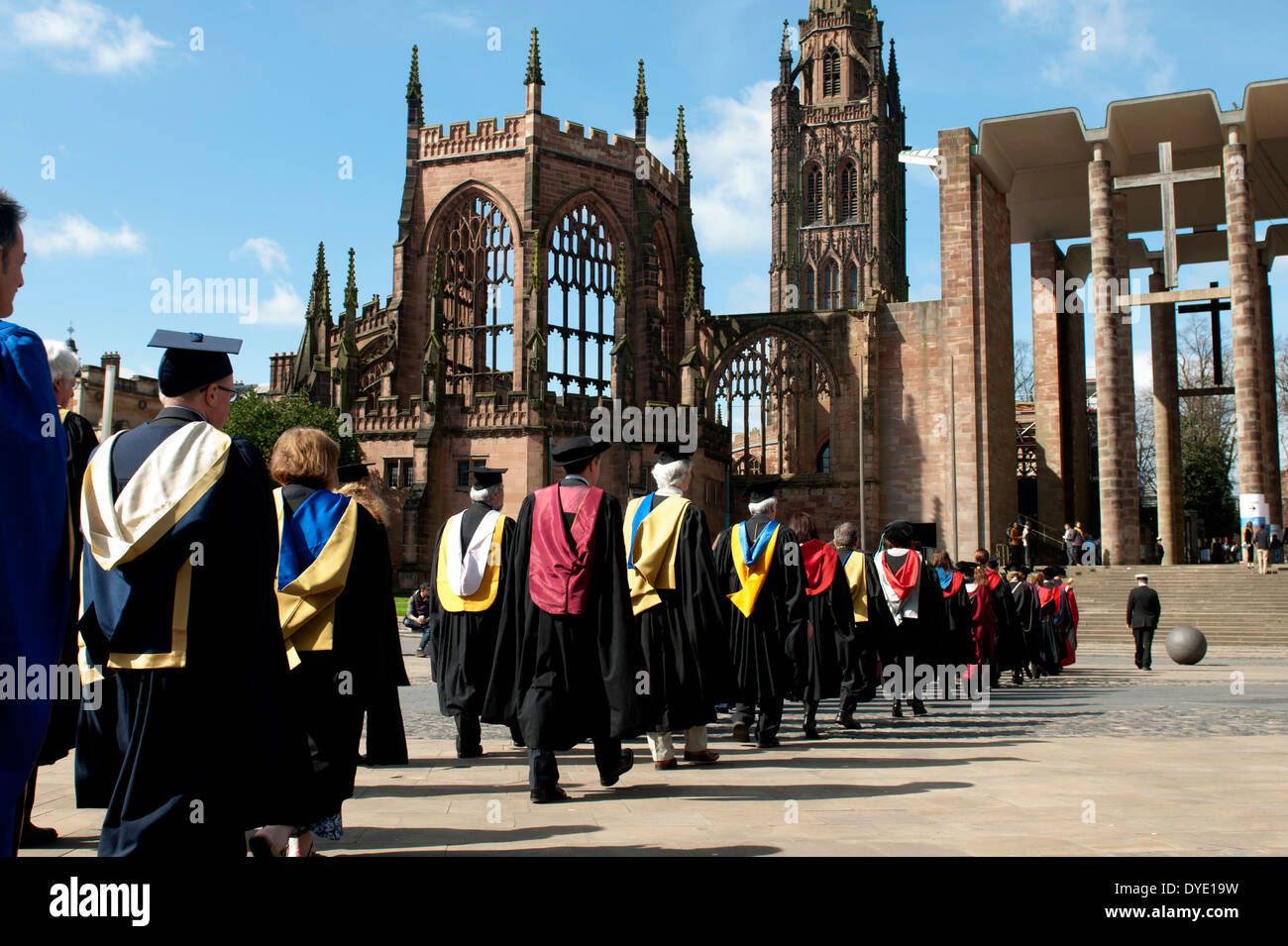 Prozession von Akademikern, Coventry University Graduation Day an der Coventry Cathedral, England, UK Stockfoto