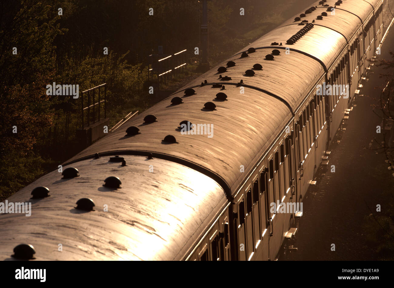 Alten Eisenbahnwaggons auf einem Dampfzug, UK verwendet wird Stockfoto