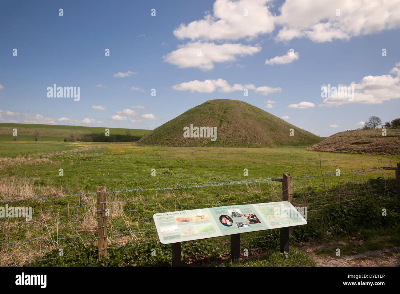 Silbury Hill in der Nähe von Avebury, Wiltshire, England, Großbritannien Stockfoto