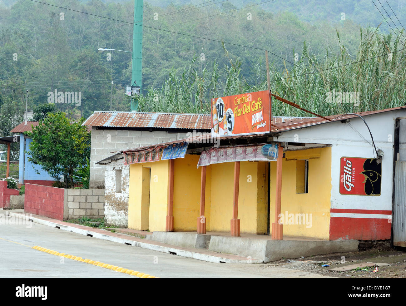 Einem Straßenrand bar, Cantina Flor del Café, Kaffee Blume, mit Bier Poster... San Juan la Laguna. Stockfoto