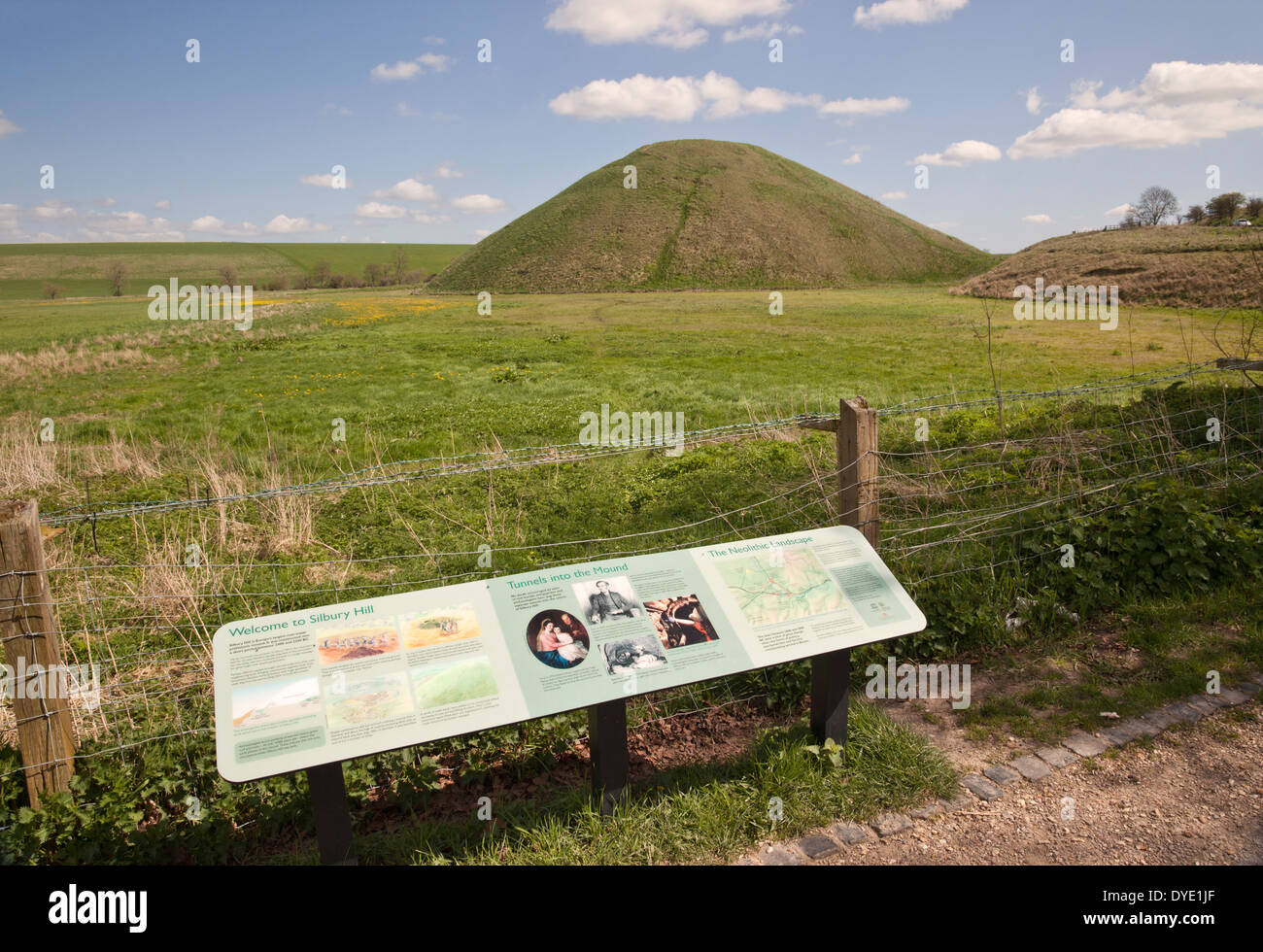 Silbury Hill in der Nähe von Avebury, Wiltshire, England, Großbritannien Stockfoto