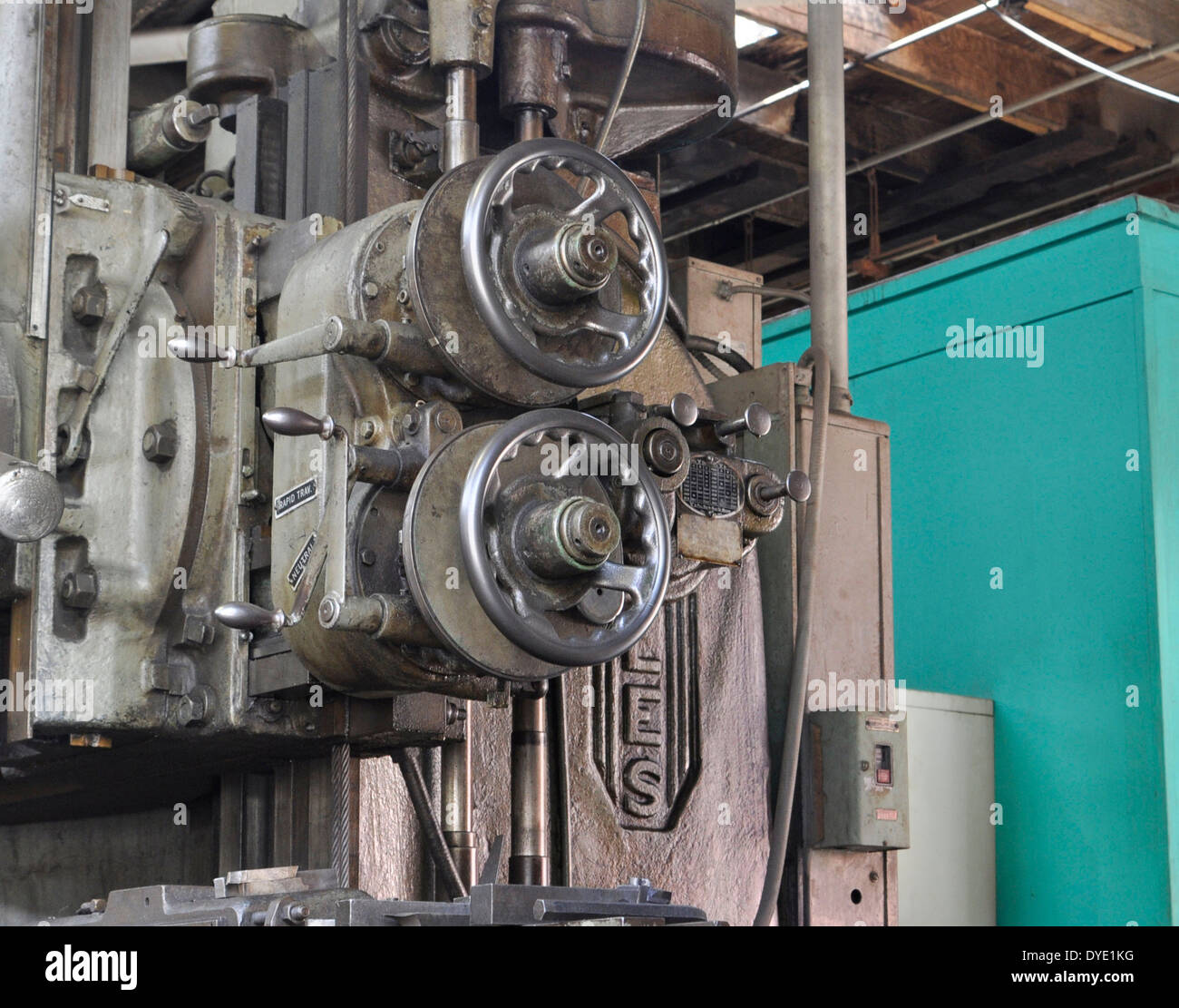 Maschine Steuerung Räder Industriehalle Stockfoto