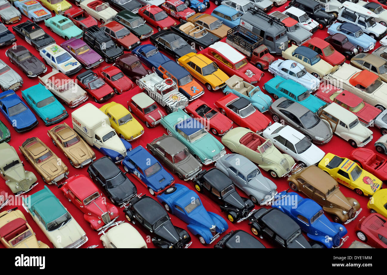 Spielzeugautos auf Französisch Flohmarkt Auto Boot Stall, Normandie, Frankreich Stockfoto