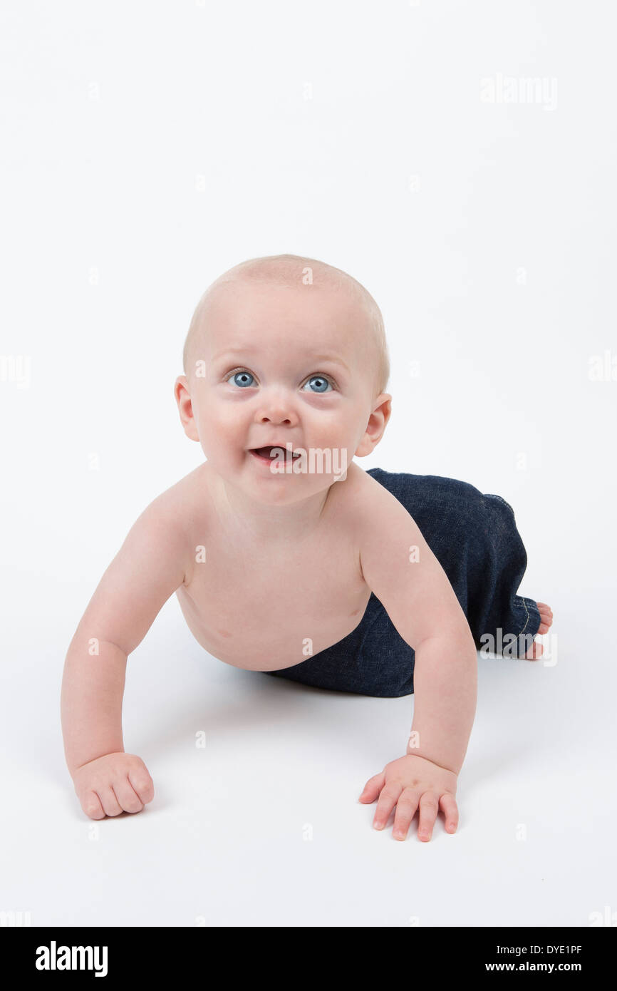 Sechs Monate altes Baby Boy mit großen blauen Augen Stockfoto