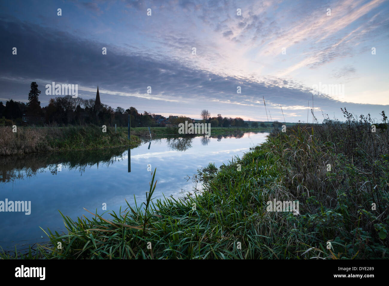 Der Fluss Nene in den kühlen Abend Licht, neben dem Dorf Denford in der Nähe von Thrapston im Osten Northamptonshire, England Stockfoto