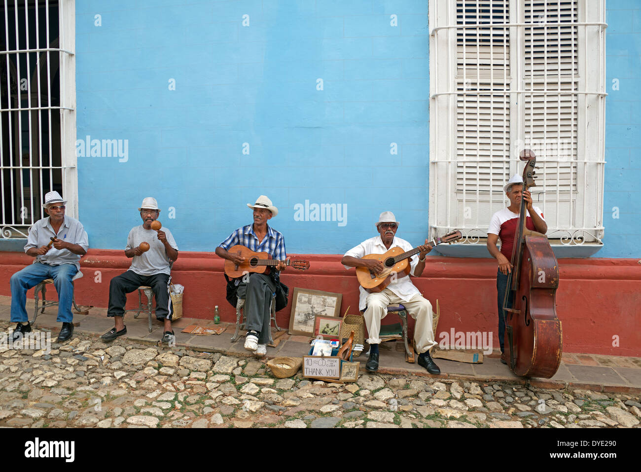 Fünf Afro-kubanische Musiker als Straßenmusikant Altstadt Trinidad Provinz Sancti Spiritus-Kuba Stockfoto