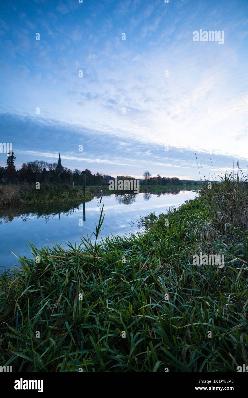 Der Fluss Nene in den kühlen Abend Licht, neben dem Dorf Denford in der Nähe von Thrapston im Osten Northamptonshire, England Stockfoto