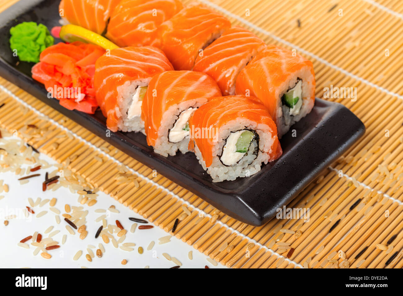 Lachs Sushi-Rollen auf einem hölzernen Hintergrund Stockfoto