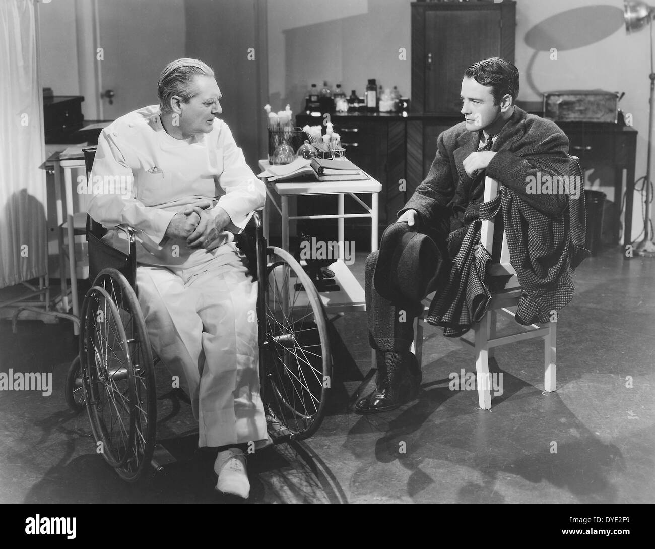 Lionel Barrymore & Lew Ayres, am Set des Films, "Calling Dr. Kildare", 1939 Stockfoto
