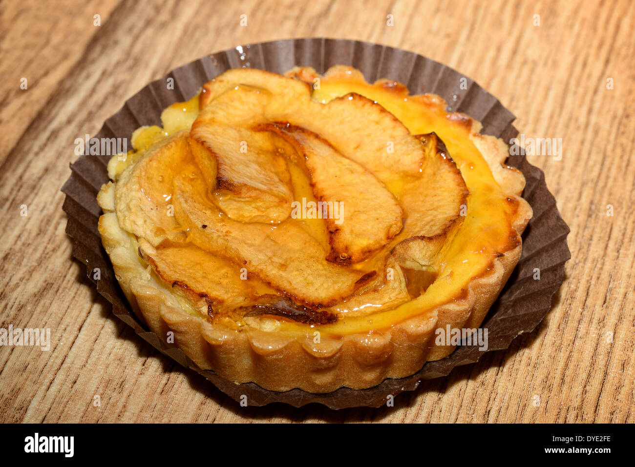 Frisch gebacken Klassiker französischer Apfelkuchen serviert auf einer Serviette. Studio Aufnahme mit gedämpfter Beleuchtung. Stockfoto