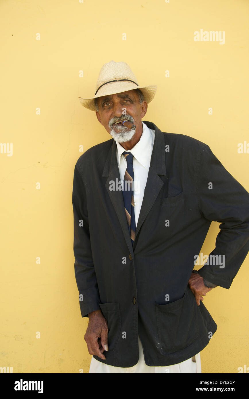 Mann Rauchen Zigarre Trinidad Provinz Sancti Spiritus-Kuba Stockfoto