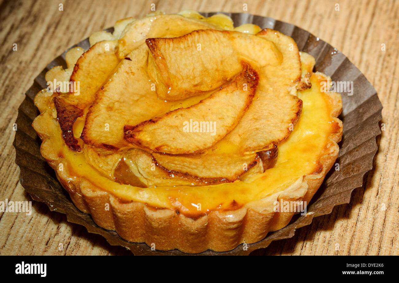 Frisch gebacken Klassiker französischer Apfelkuchen serviert auf einer Serviette. Studio Aufnahme mit gedämpfter Beleuchtung. Stockfoto