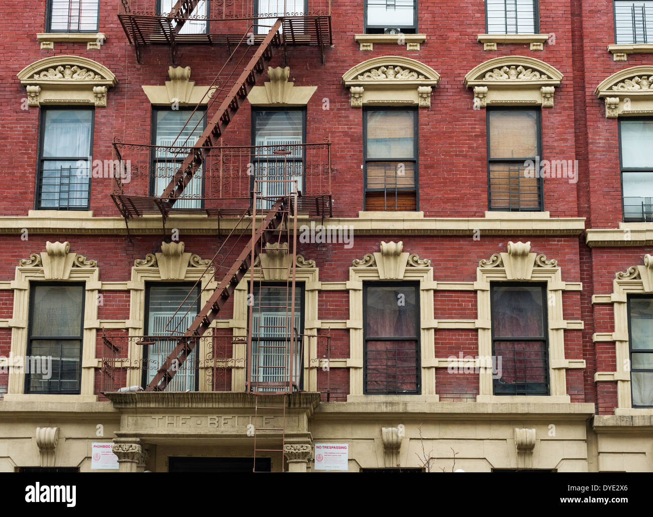 Detail des "The Belle" Mehrfamilienhaus, typische Architektur mit Feuerleitern West als 137. Spieler Street in Harlem, New York City. Stockfoto
