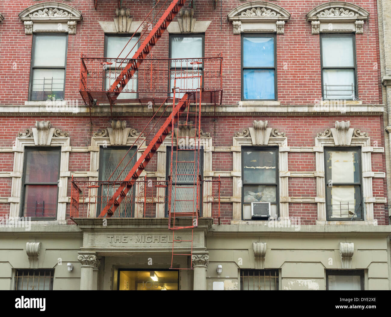 Detail aus "The Michels" Wohnungen, typische Architektur mit Feuerleitern West als 137. Spieler Street in Harlem, New York City. Stockfoto