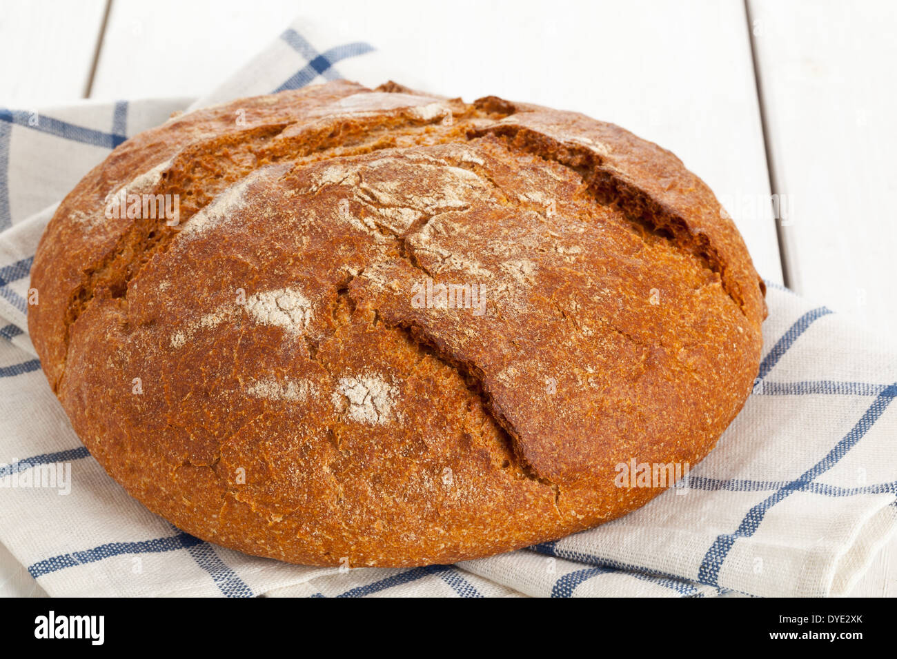 Ganzen Laib frisches Brot auf weißer Holztisch Stockfoto