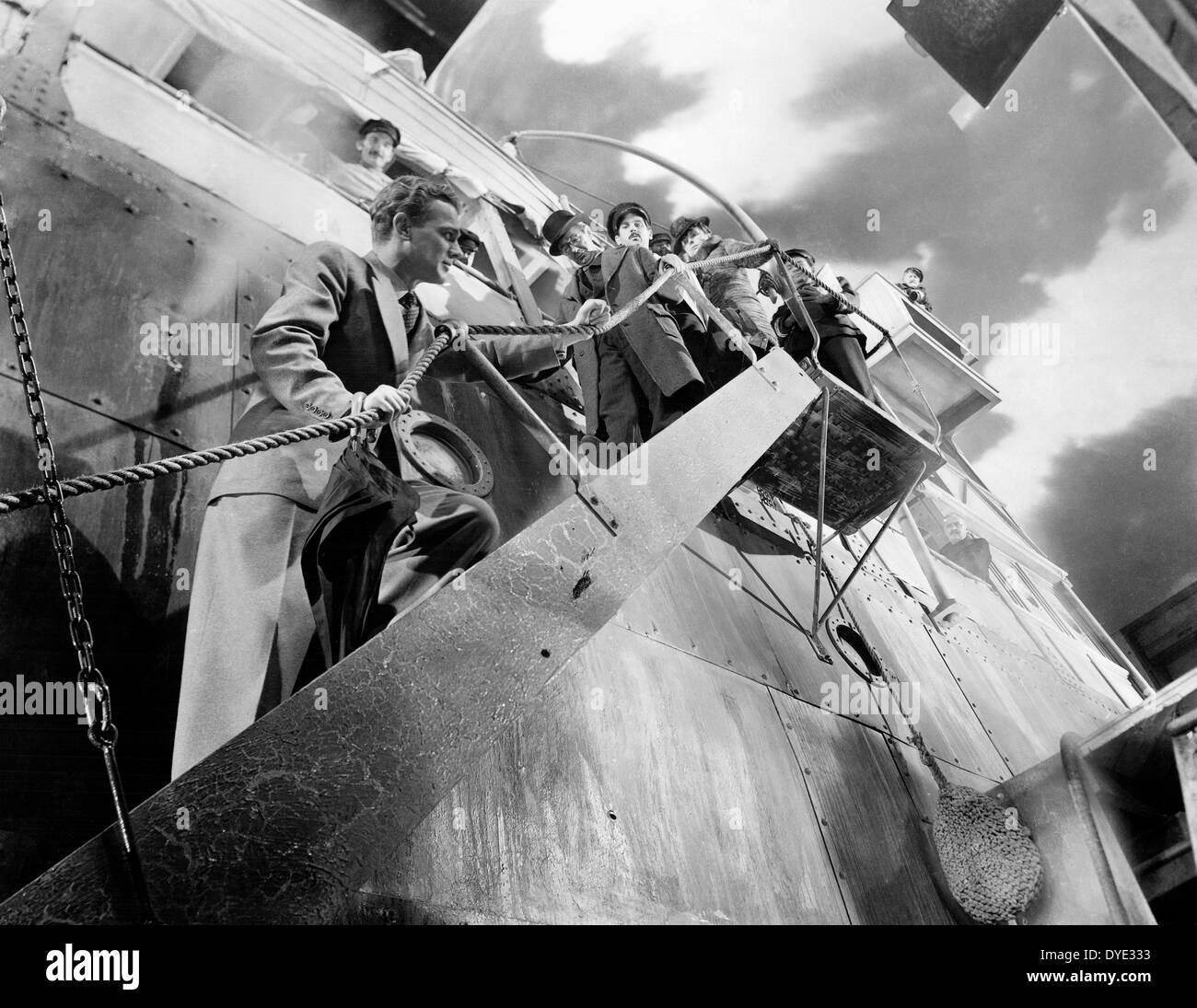 Joseph Cotton (Vordergrund), am Set des Films, "Reise in die Angst", 1943 Stockfoto