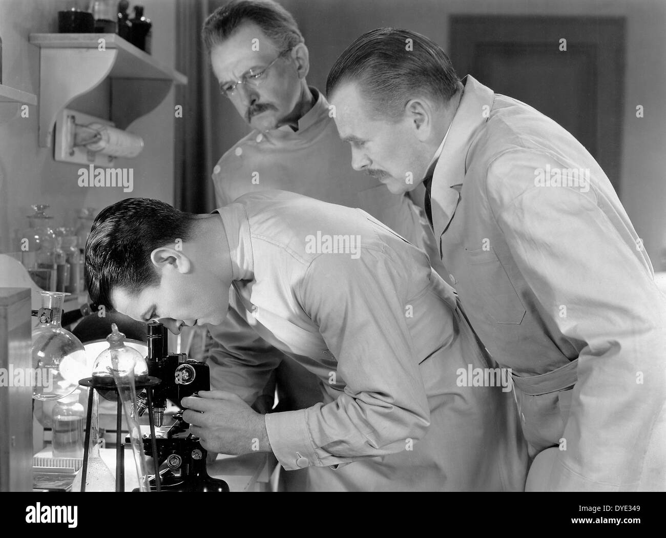 Richard Barthelmess (Mitte) & John St. Polis (hinten), am Set des Films "Alias Doctor", 1932 Stockfoto
