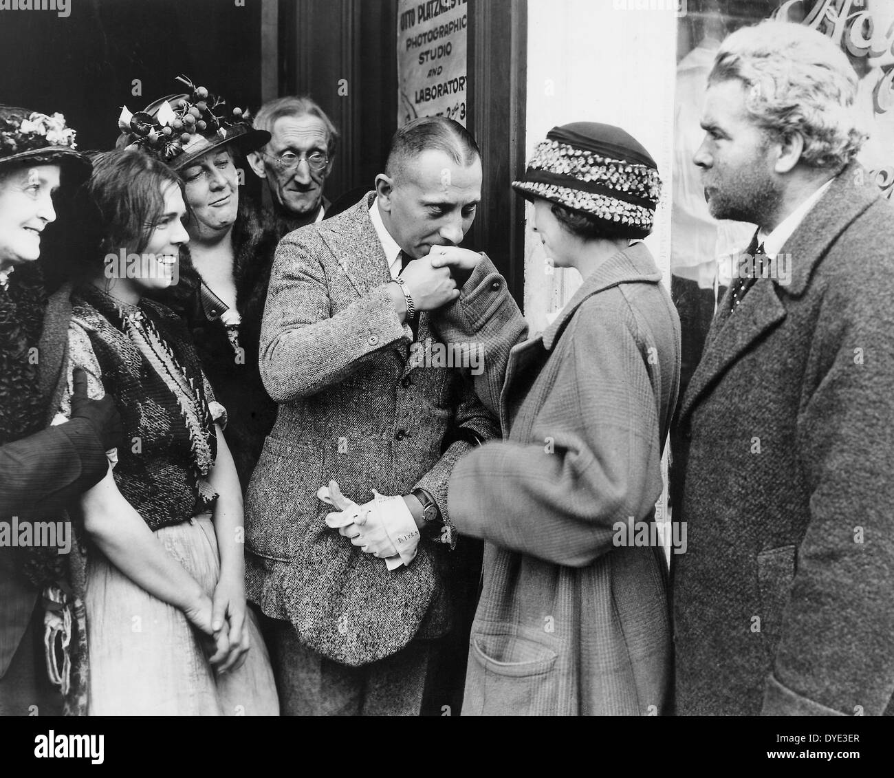 Dale Fuller (links), Gibson Gowland (rechts) freuen auf als Direktor Erich Von Stroheim begrüßt ZaSu Pitts auf dem Set des Films "Gier", 1924 Stockfoto