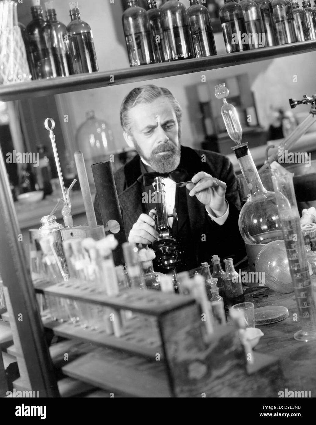 Paul Muni, am Set des Films, "The Story of Louis Pasteur", 1935 Stockfoto