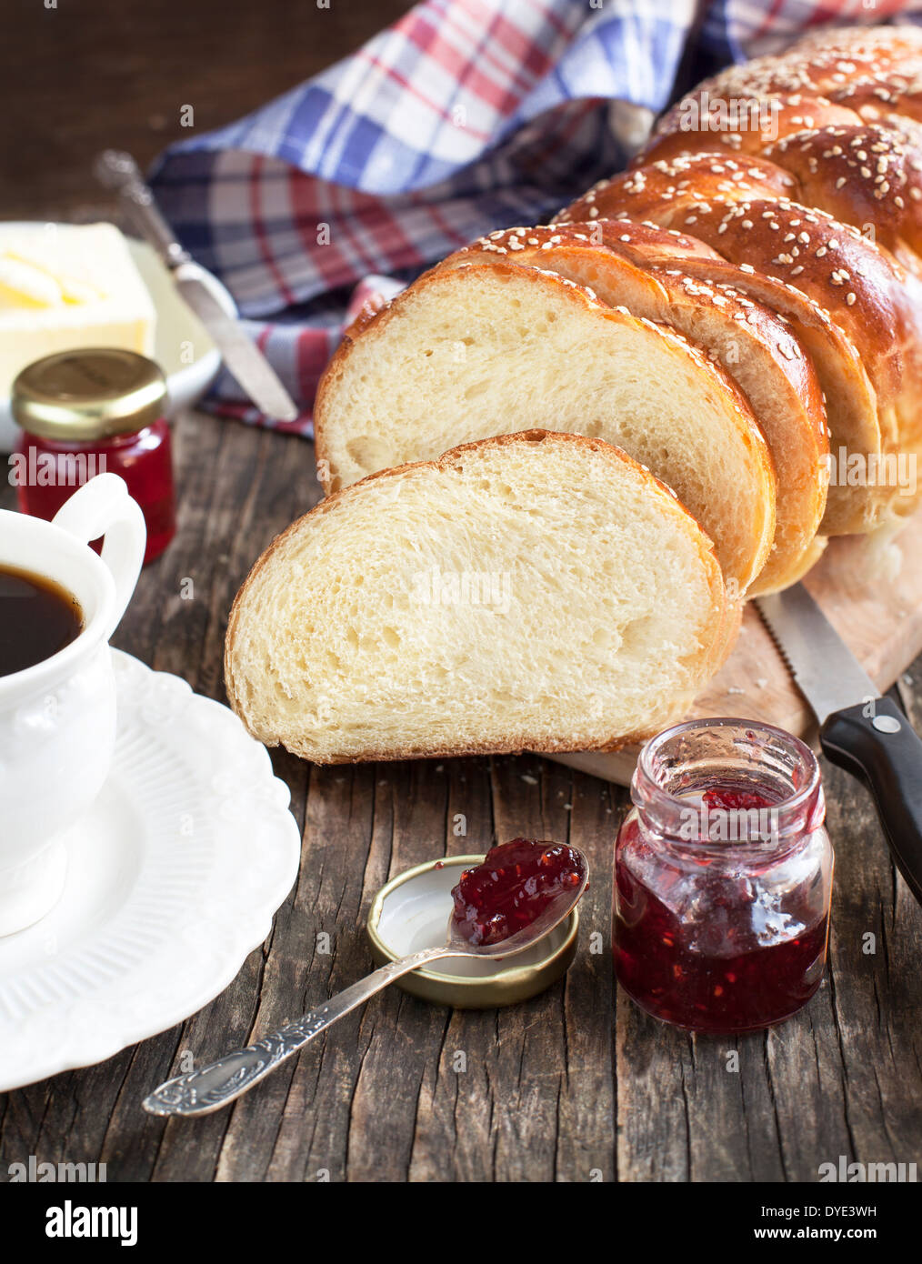 Frisch gebackene süße geflochtene Brot Brot mit Butter und Marmelade Stockfoto