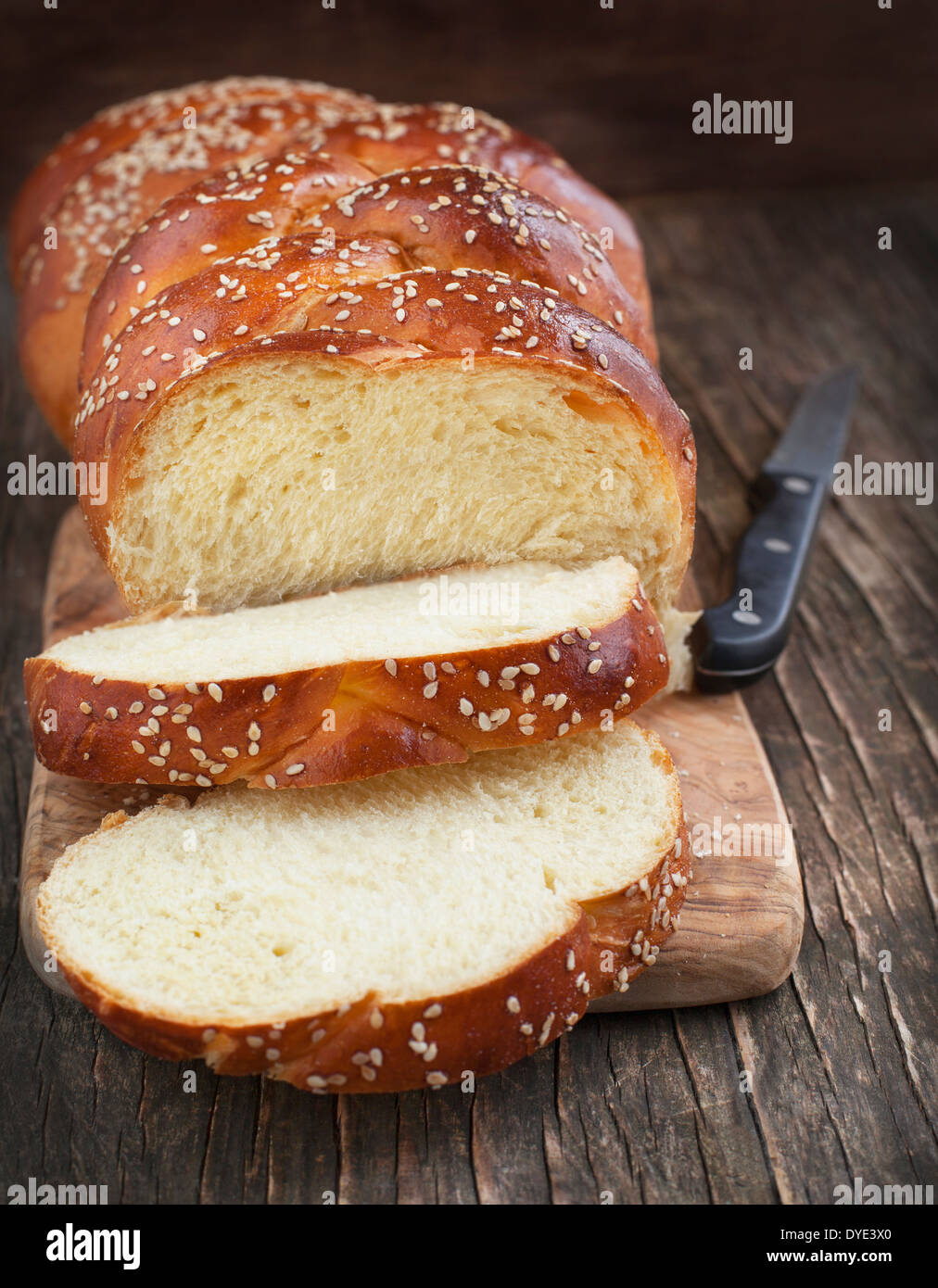 Frisch gebackene süße geflochtene Brotlaib Stockfoto