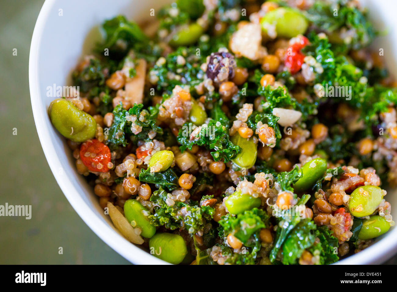 Raw paleo Quinoa kale Salat in eine Schüssel geben. gesunde Ernährung Diät essen. Stockfoto