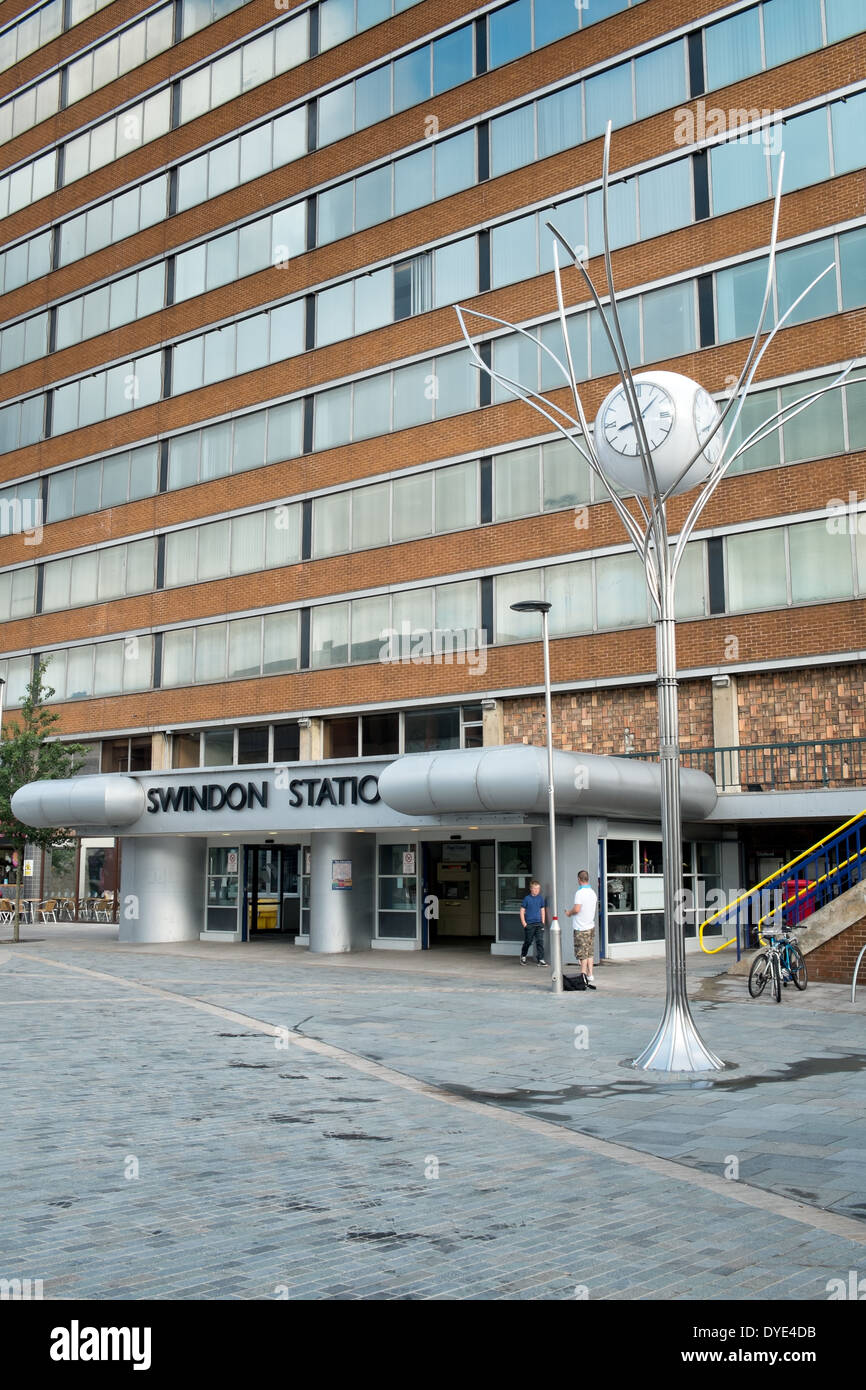 Das Zeichen, Eingang & Vorplatz Plaza am Bahnhof unter Signal Punkt Bürogebäude in Swindon, Wiltshire, UK. Stockfoto