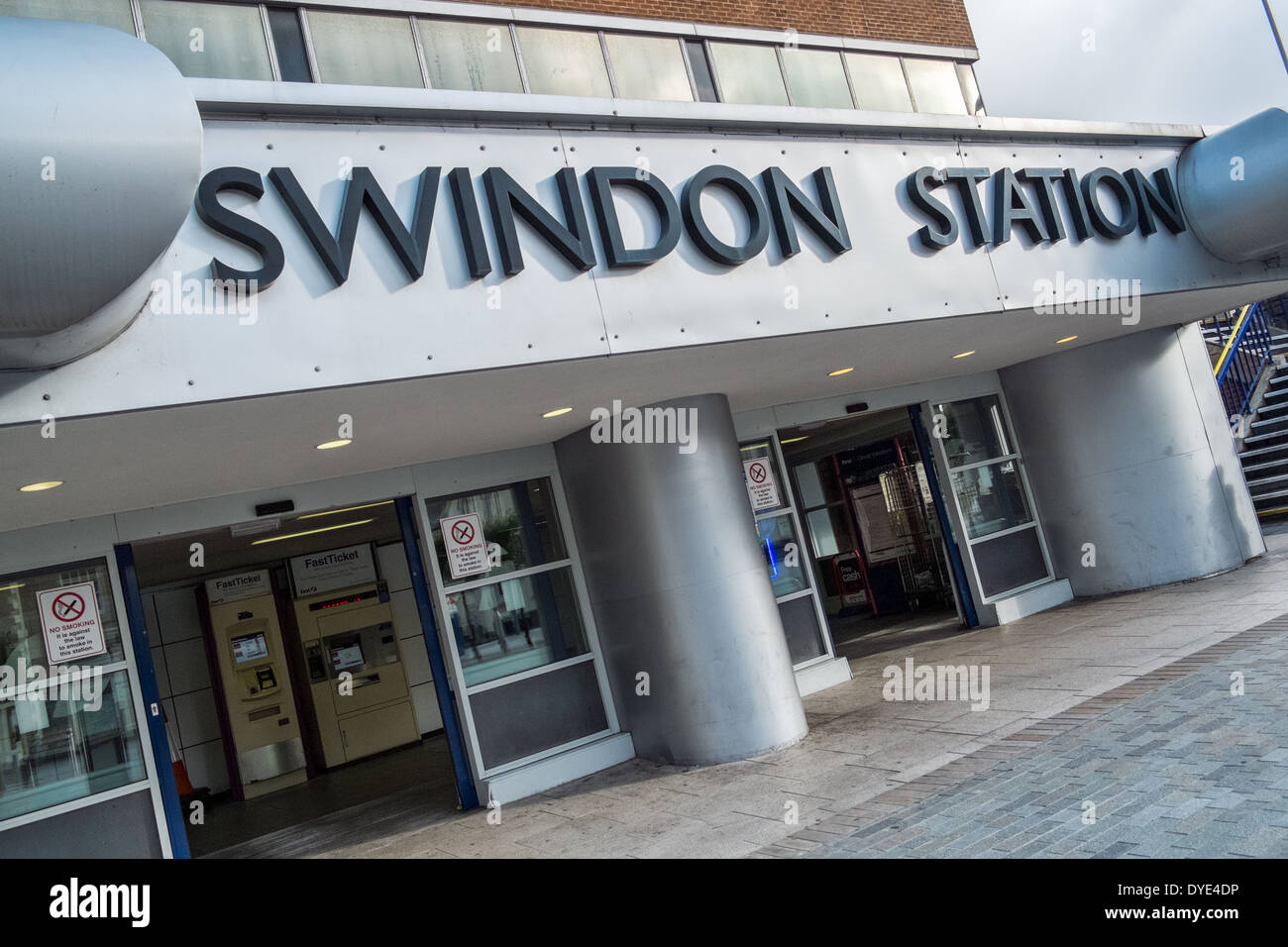 Die Zeichen & Eingang zum Bahnhof in Swindon, Wiltshire, UK Stockfoto