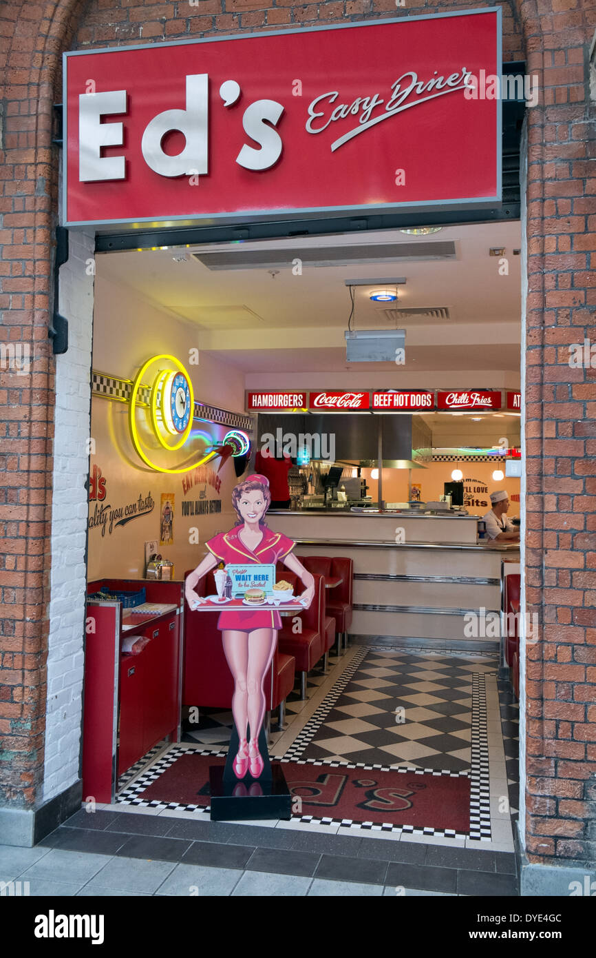 Der Eingang zu einer EDS einfach Diner, Retro-Stil Burger-Restaurant-Kette in das McArtur Glen Designer Outlet, Swindon, Wiltshire Stockfoto