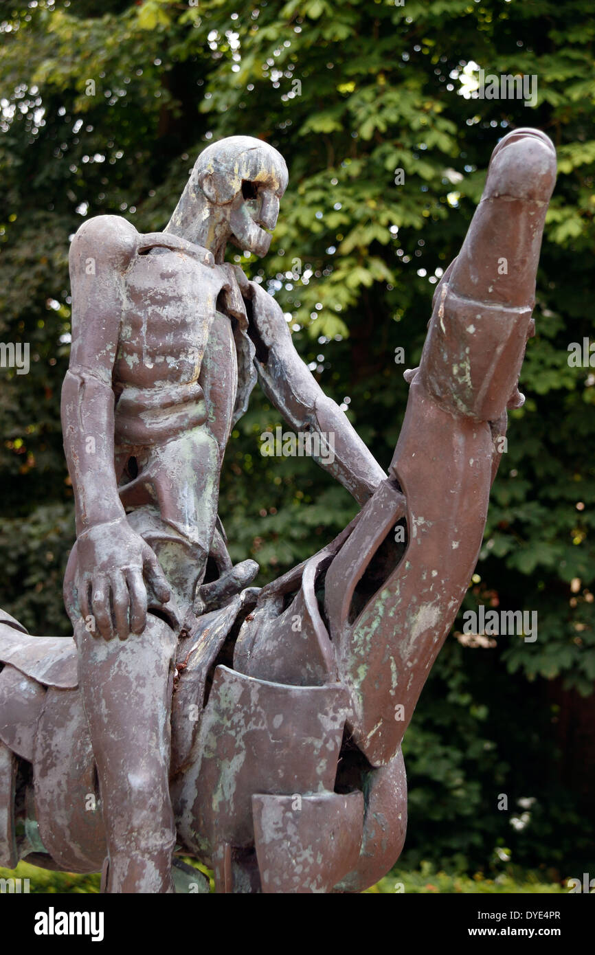 Statue von einem der vier Reiter der Apokalypse, Arendts Garten, Brügge, Belgien Stockfoto
