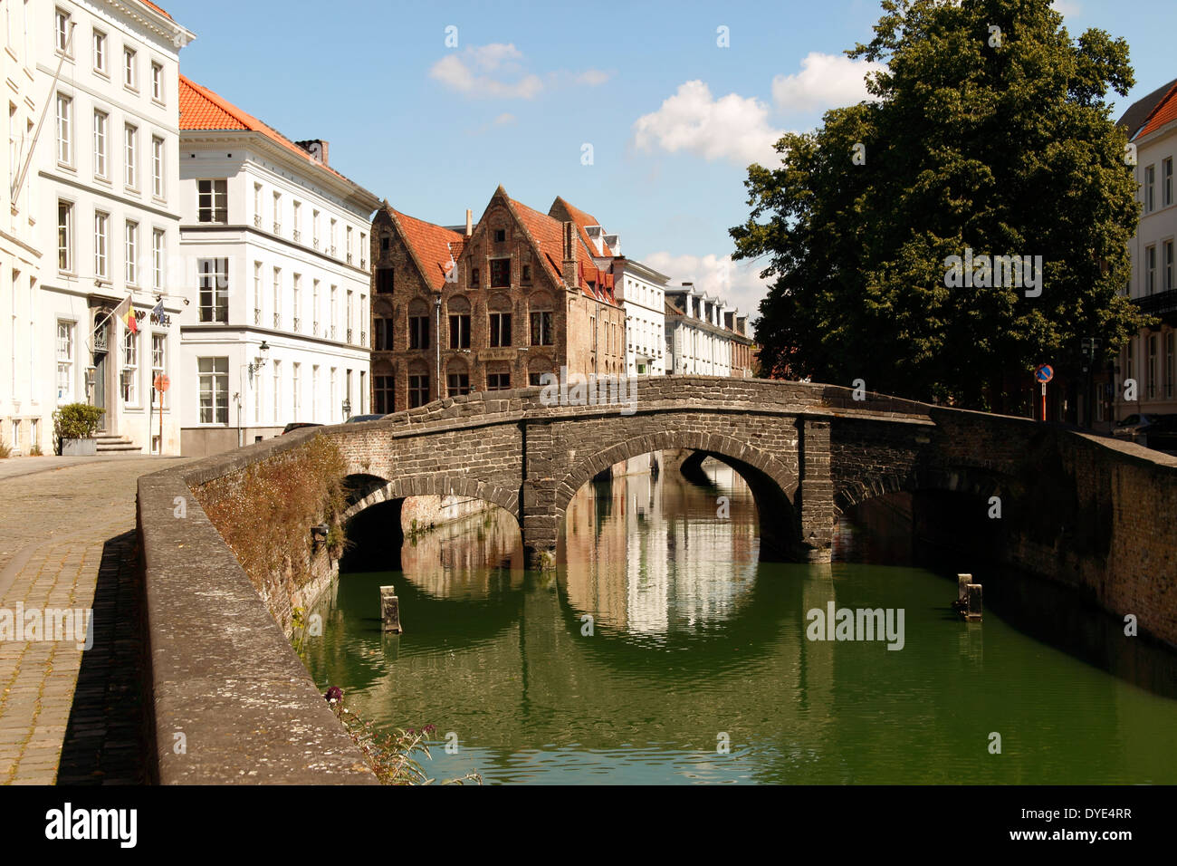Kanalbrücke und mittelalterlichen Häusern entlang des Kanals bei Gouden-Handrei, Brügge, Belgien Stockfoto