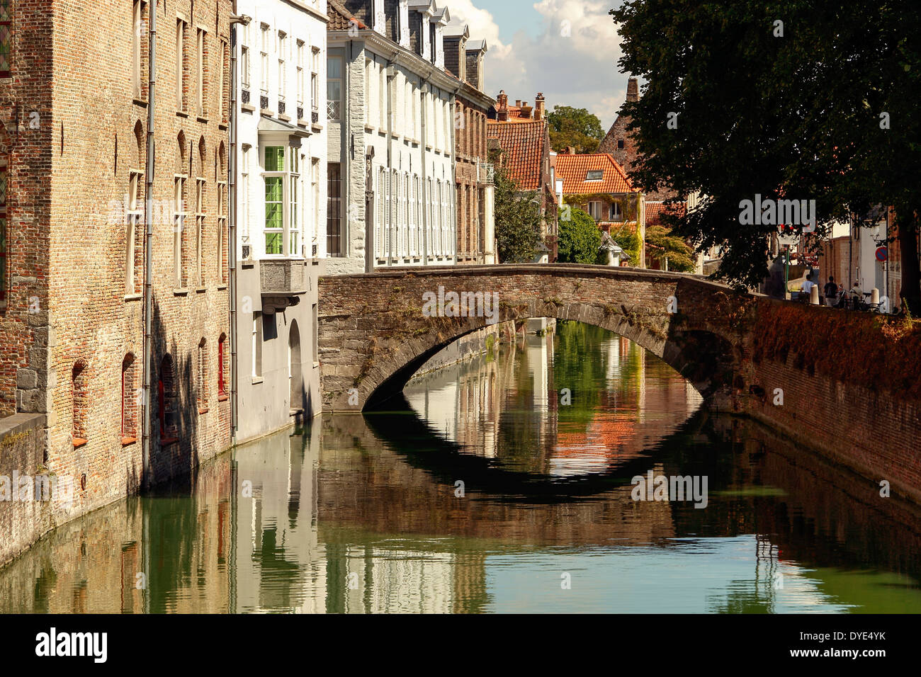 Kanalbrücke und mittelalterlichen Häusern entlang des Kanals bei Gouden-Handrei, Brügge, Belgien Stockfoto