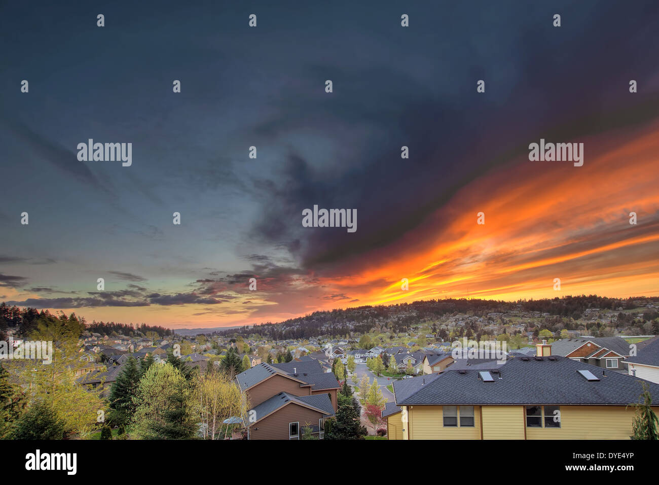 Feurigen Sonnenuntergang über Vorort Wohnhäusern in Happy Valley, Oregon Stockfoto