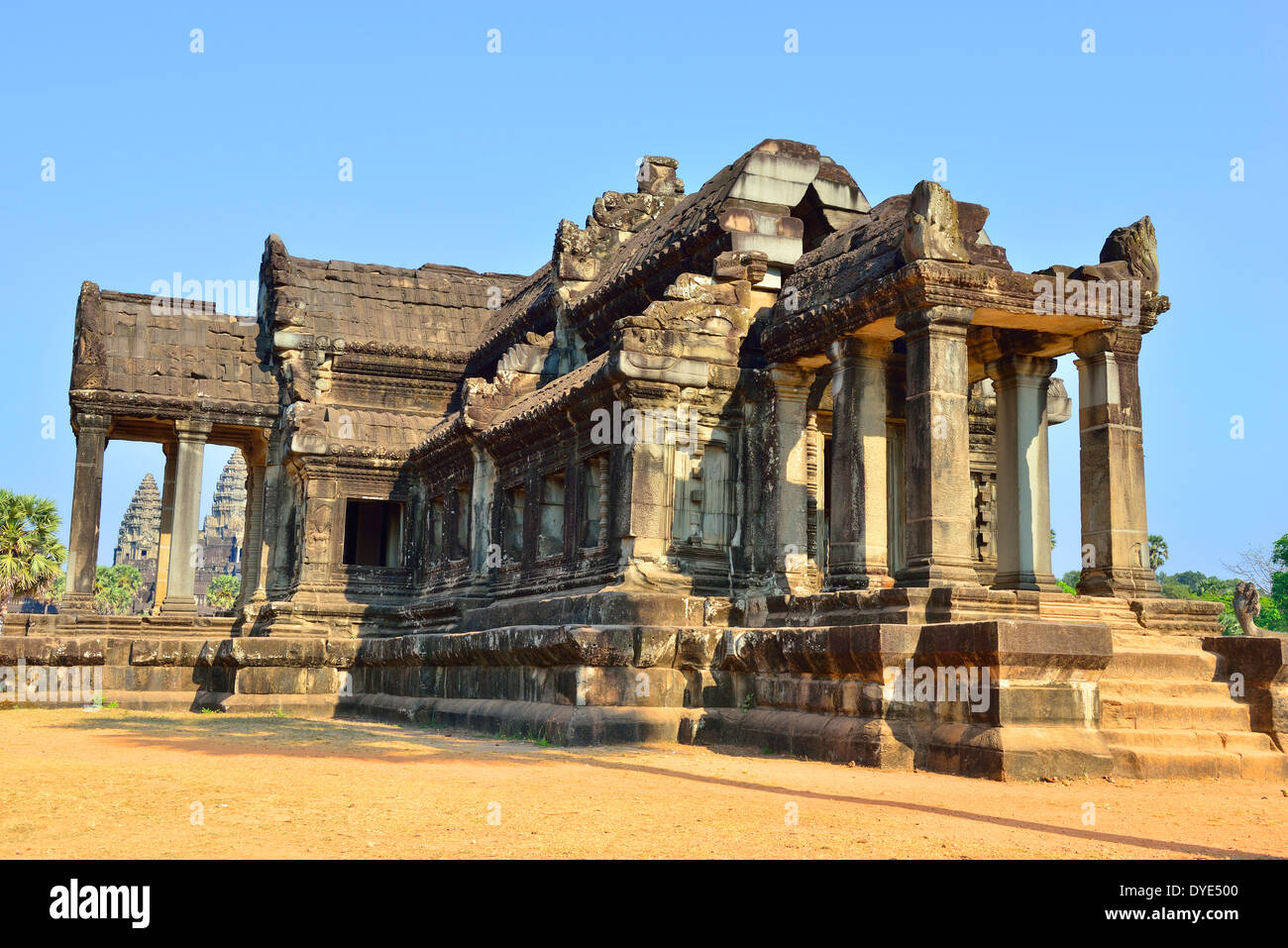 North Library, Angkor Wat mit den fünf Türmen von Angkor Wat dahinter. Siem Reap, Kambodscha, Südostasien Stockfoto