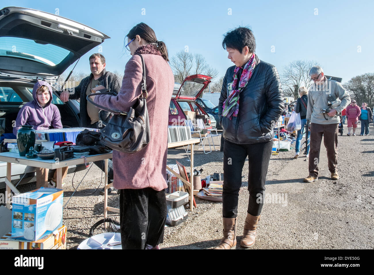 Menschen Surfen ein Bric ein Brac stall auf einer Open-Air-Flohmarkt an einem sonnigen Tag mit Anbietern, die auf der Suche über das Vereinigte Königreich Stockfoto