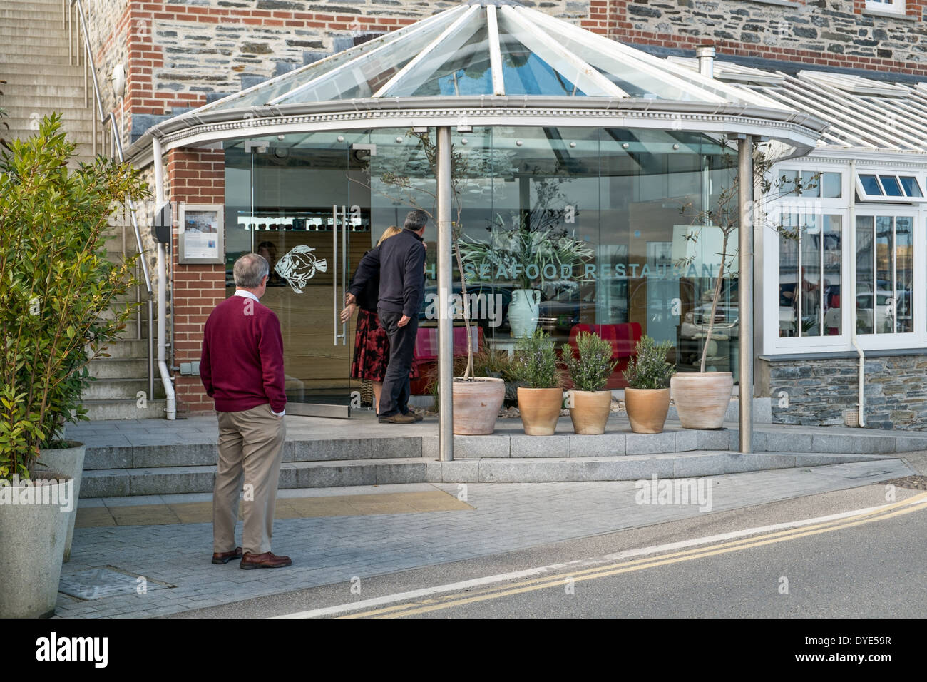 Menschen vor dem Eingang zu Rick Stein Fischrestaurant in Padstow, Cornwall, UK Stockfoto