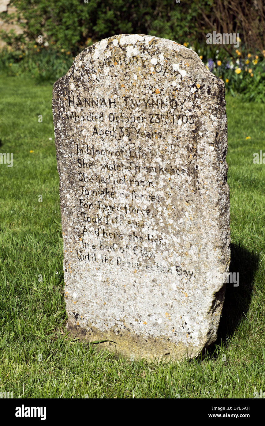 Der Grabstein auf dem Grab von Hannah Twynnoy in Malmesbury Abtei im Jahre 1703 durch einen Tiger getötet Stockfoto