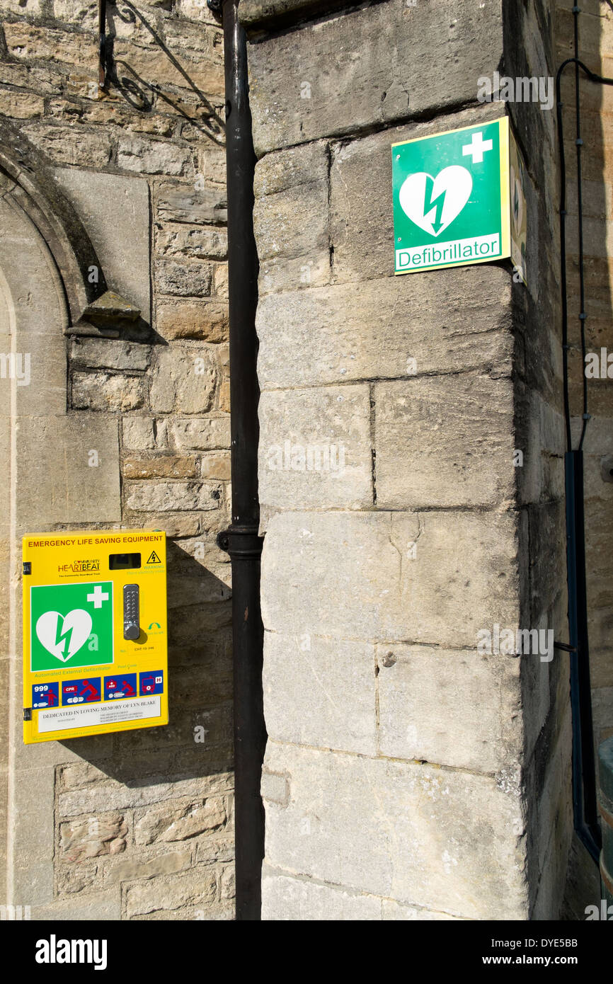 Public Access Defibrillator montiert an einer Wand in Malmesbury, Wiltshire, UK Stockfoto