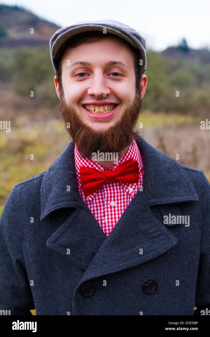 Trendy hipster Kerl im Winter von drinnen nach draußen auf eine Art Porträt des gutaussehenden Mann. Stockfoto
