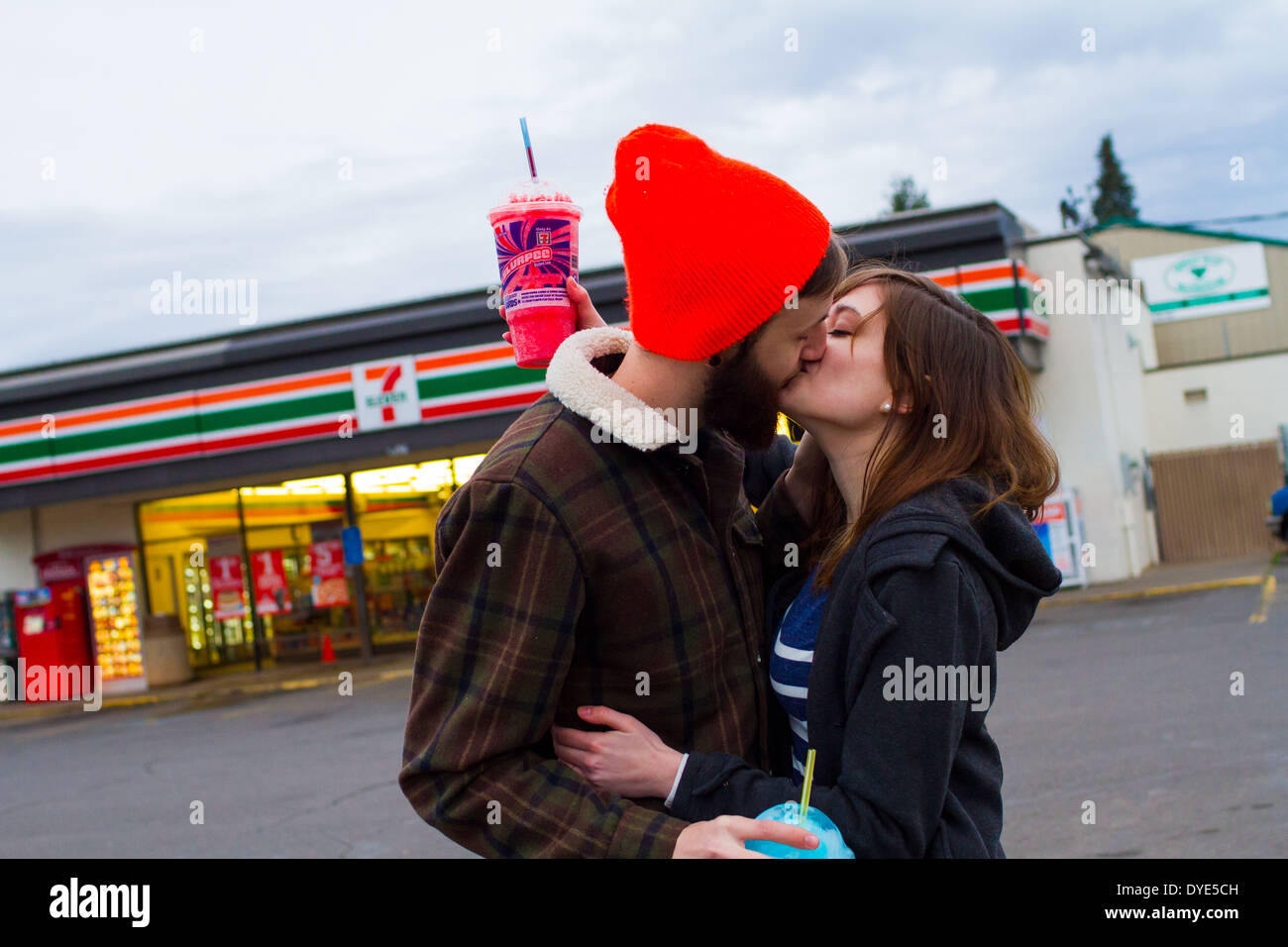 Springfield, Oregon, USA - 6. Januar 2014: Brautpaar küssen vor einer 7 elf Uhr abends. Stockfoto