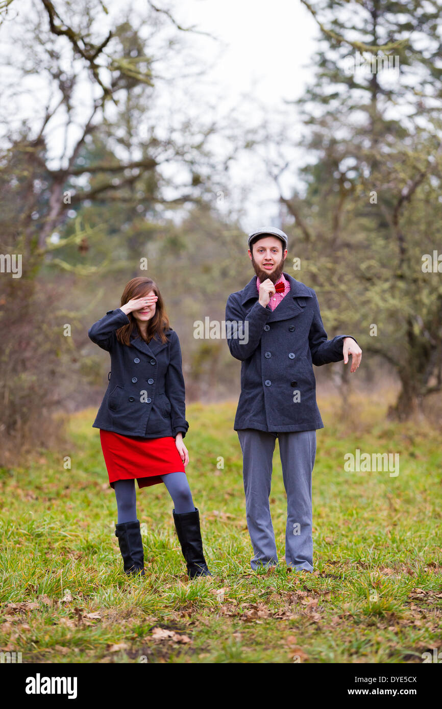 Porträt eines glücklichen Paares verlobt in den Winter im Freien. Dieses Paar ist Modern, trendig, Hipster und Mode Tanne Stockfoto