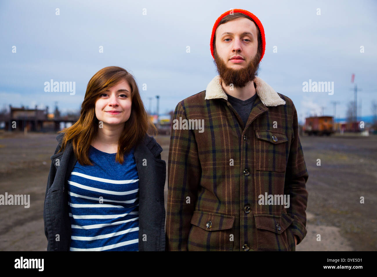 Modern, trendy, Hipster-paar in einer verlassenen Güterbahnhof in der Abenddämmerung im Portrait Mode Stil. Stockfoto