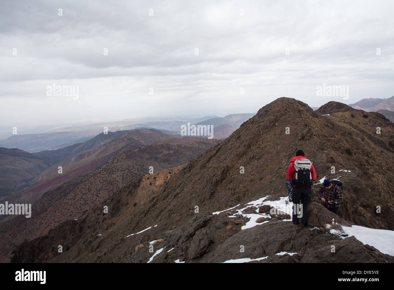 Ein Wanderer im Atlas-Gebirge Stockfoto