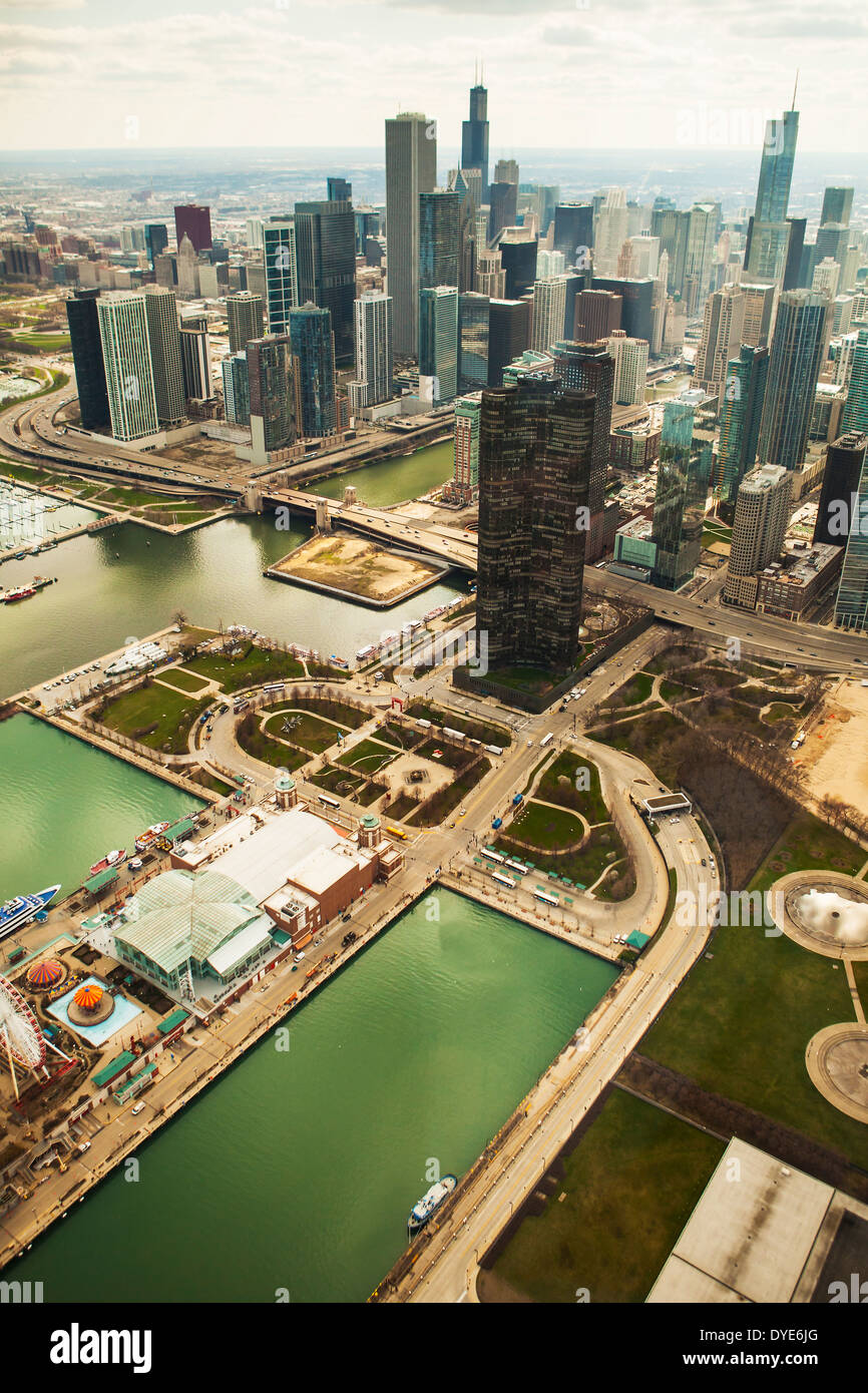 Luftaufnahme der Stadt Chicago und Navy Pier, Illinois Vereinigte Staaten, aufgenommen aus einem Hubschrauber Stockfoto
