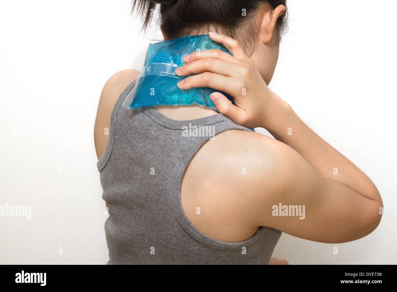 eine Frau, die Anwendung Kühlakku auf geschwollenen schmerzenden Nacken Stockfoto