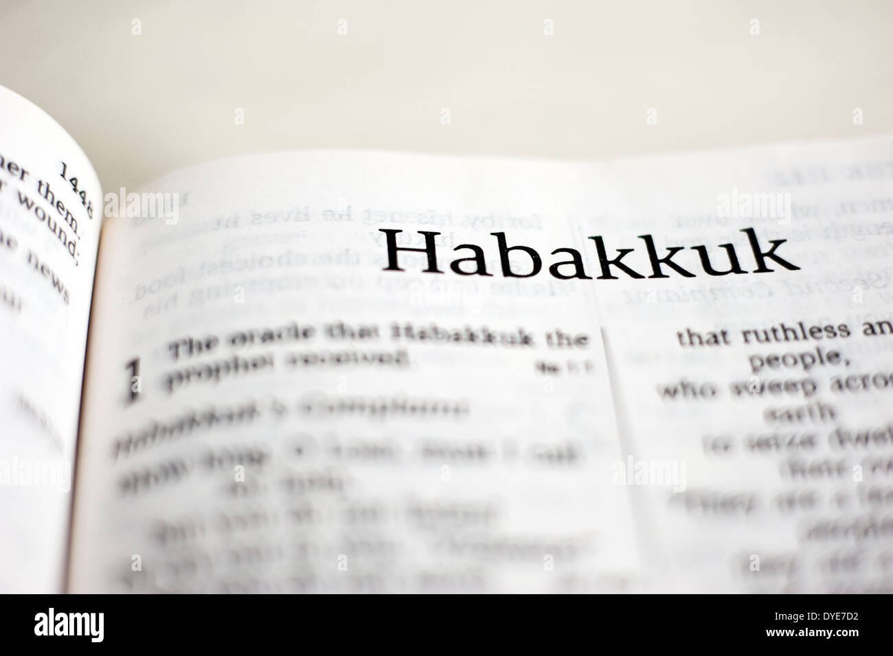 Buch Habakuk in der Bibel Stockfoto