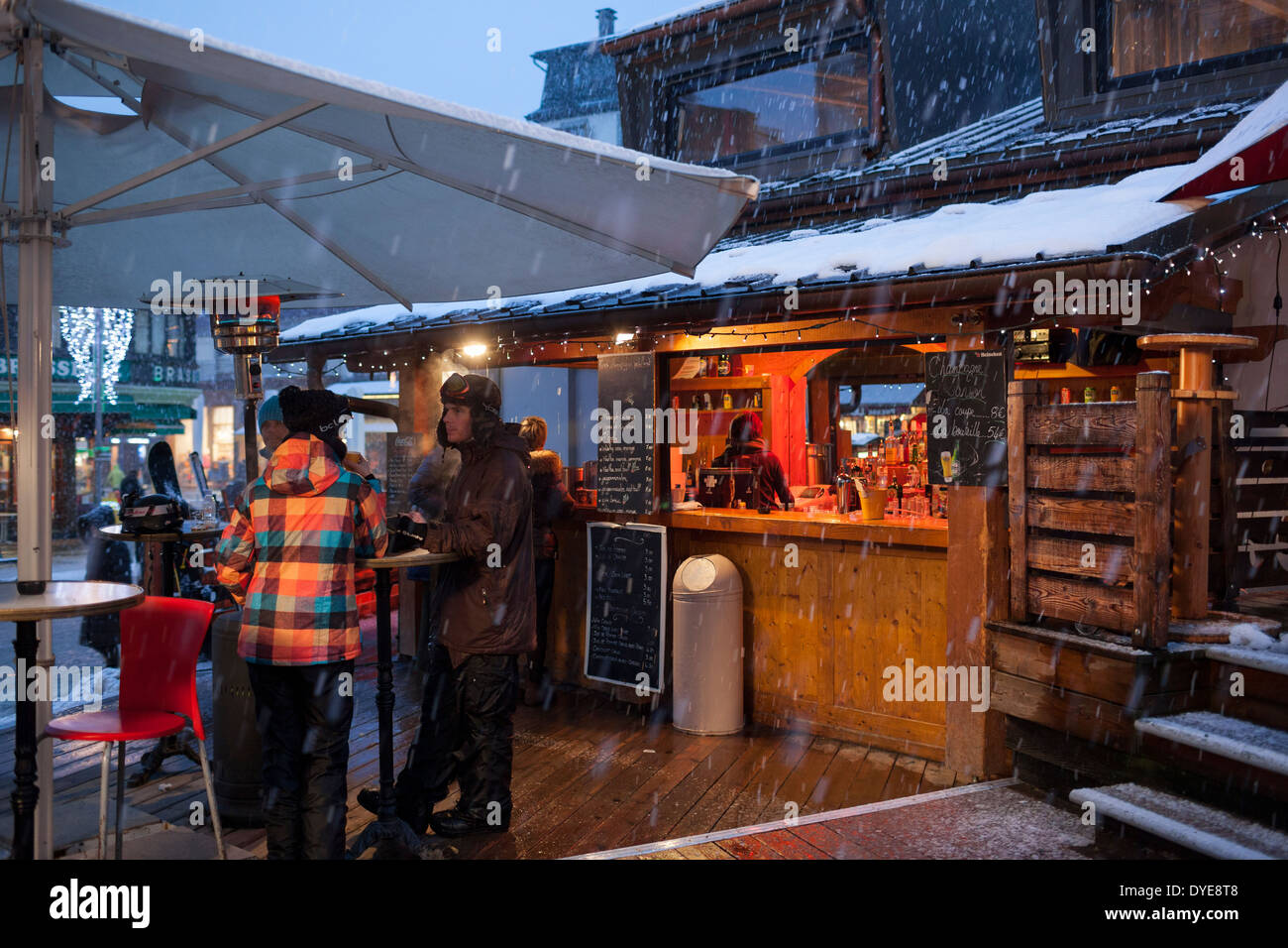 Gönner bei der Outdoor-Brasserie de L bin im Dorf Chamonix Mont-Blanc. Stockfoto